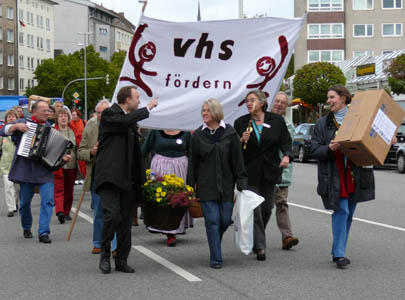 Bild: Umzugsfest 2006, Gäste auf dem Weg zur vhs Muhliusstrasse